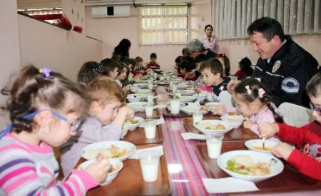 Goncalı öğrenciler, yemeklerini polis abla ve ağabeyleri ile paylaştı