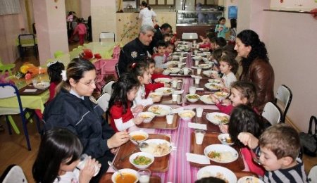 Goncalı öğrenciler, yemeklerini polis abla ve ağabeyleri ile paylaştı