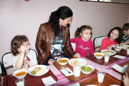 Goncalı öğrenciler, yemeklerini polis abla ve ağabeyleri ile paylaştı