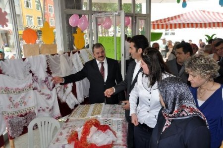 Gönen Eğitim Gönüllüleri Derneği'nin kermesi dualarla açıldı