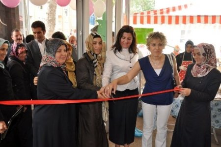 Gönen Eğitim Gönüllüleri Derneği'nin kermesi dualarla açıldı