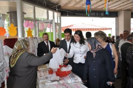 Gönen Eğitim Gönüllüleri Derneği'nin kermesi dualarla açıldı
