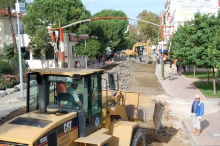 Gönen'deki Atatürk Caddesi yenileniyor