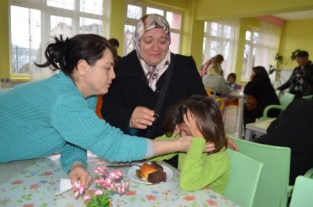 'Gönül elçileri' Ayvalık’ta çocuk yuvası gezdi