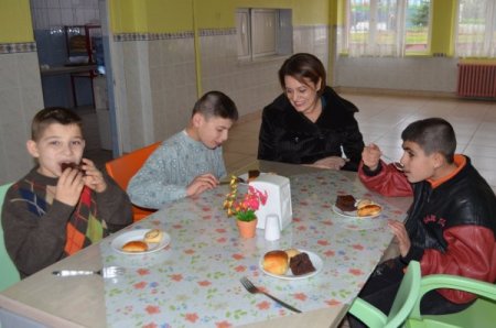 'Gönül elçileri' Ayvalık’ta çocuk yuvası gezdi