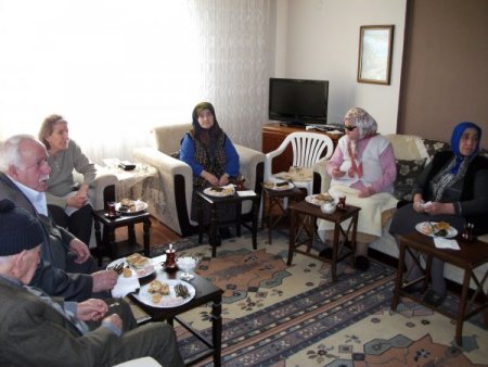 'Gönül elçisi' Müdür Yalım, huzurevi sakinlerini evinde misafir etti