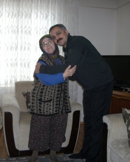 'Gönül elçisi' Müdür Yalım, huzurevi sakinlerini evinde misafir etti