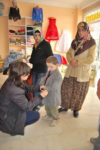 Gönül Köprüsü'nden Evi Yanan Aileye Giyecek Yardımı