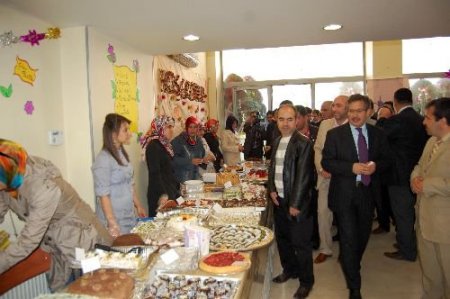 Gönüllü Bayanlardan İhtiyaç Sahibi Öğrencilere Kermes