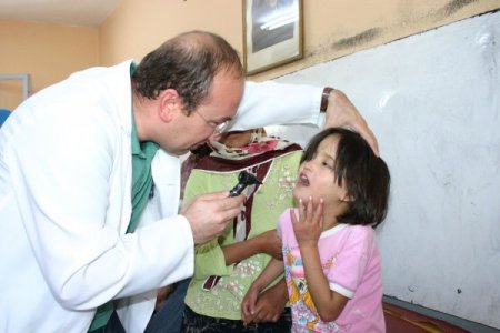 Gönüllü doktorlar, Afgan mültecileri sağlık taramasından geçirdi