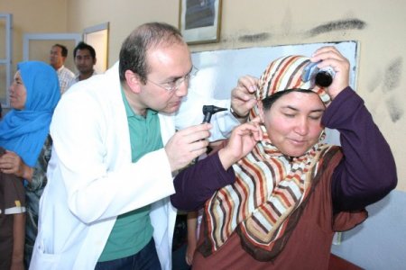 Gönüllü doktorlar, Afgan mültecileri sağlık taramasından geçirdi