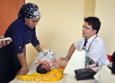 Gönüllü doktorlar, sınıra sıfır noktadaki vatandaşların yardımına yetişti