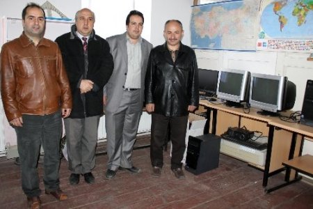 Gönüllü gençler, minik öğrencileri sevindirdi