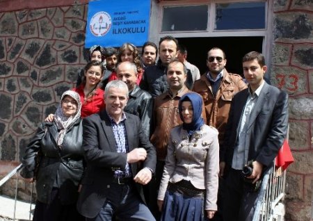 Gönüllü gençler, minik öğrencileri sevindirdi