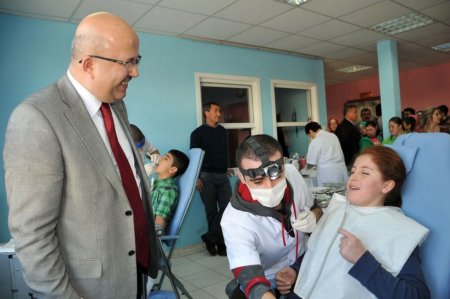 Gönüllü hekimler ücretsiz diş tedavisi ve bakımı yaptı