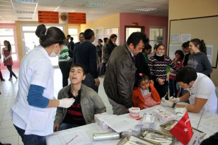 Gönüllü hekimler ücretsiz diş tedavisi ve bakımı yaptı