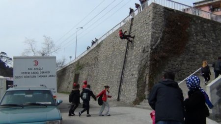 'Gönüllü itfaiyeciler 5 metrelik duvardan iniş yaptı