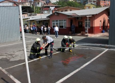 Gönüllü itfaiyeciler yarışarak eğitim alıyor