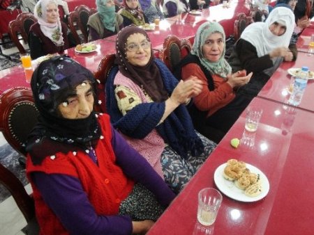 Gönüllü öğrenciler huzurevi sakinlerini yalnız bırakmadı