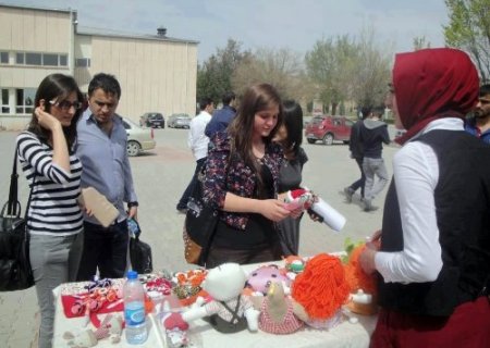 Gönüllü öğrenciler LÖSEV için stant açtı