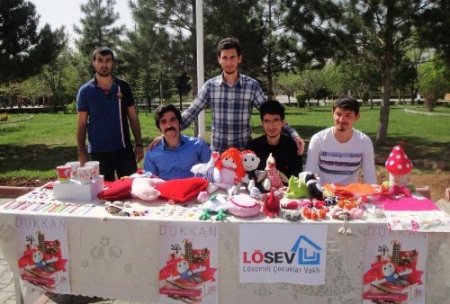 Gönüllü öğrenciler LÖSEV için stant açtı