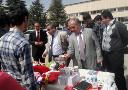 Gönüllü öğrenciler LÖSEV için stant açtı