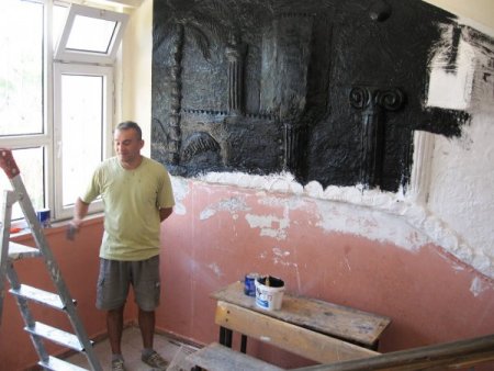 Gönüllü Öğretmen Yaz Tatilinde Okul Boyuyor