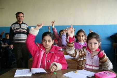Gönüllü Öğretmenler Fakir Öğrencileri Dps Ve Sbs'ye Hazırlıyor