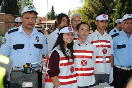 Gönüllü Trafik Denetçisi Öğrenciler Sürücüleri Önce Uyarıyor, Israr Edenlere İse Ceza Yazıyor