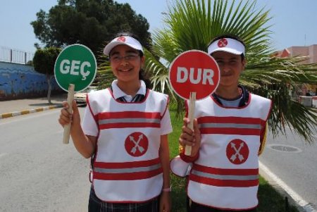 Gönüllü Trafik Denetçisi Öğrenciler Sürücüleri Önce Uyarıyor, Israr Edenlere İse Ceza Yazıyor