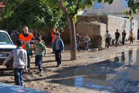 Gönüllüler, Doğu-Batı kardeşliği için kurban yardımına koştu