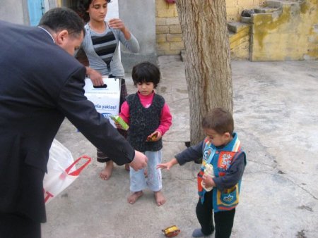 Gönüllüler, Doğu-Batı kardeşliği için kurban yardımına koştu