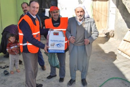 Gönüllüler, Doğu-Batı kardeşliği için kurban yardımına koştu