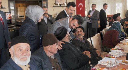 Gönüllüler devreye girince yaşlılar yalnız olmadıklarını hissetti