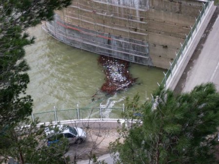 Gönüllüler suların nasıl kirletildiğini resimledi