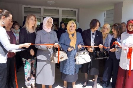 Gönüllülerin atölyede ürettiği el emeği ürünleri görücüye çıktı