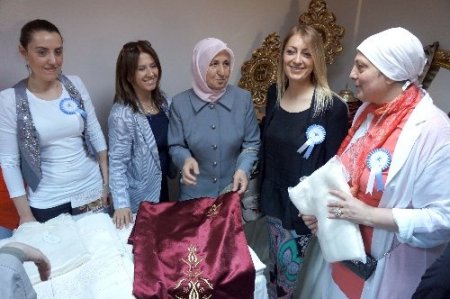 Gönüllülerin atölyede ürettiği el emeği ürünleri görücüye çıktı