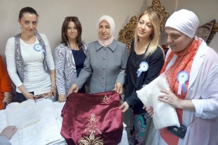 Gönüllülerin atölyede ürettiği el emeği ürünleri görücüye çıktı
