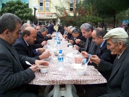 Gördes Belediyesi Halka Aşure Dağıttı