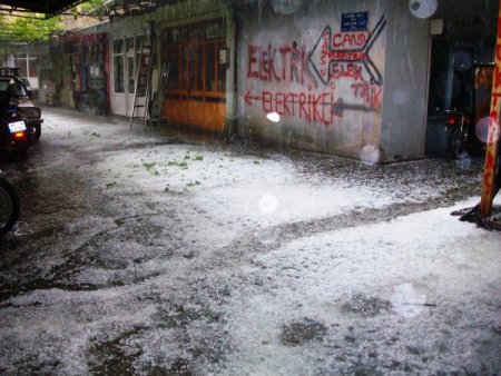 Gördes’te Şiddetli Dolu İlçe Halkına Zor Anlar Yaşattı