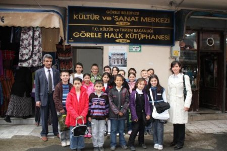 Görele'de İlkokul Öğrencilerinden Kütüphane Ziyareti
