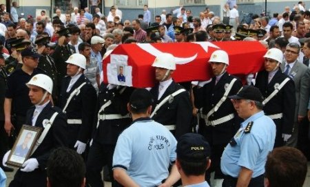 Görevde iken trafik kazasında vefat eden polis memuru defnedildi