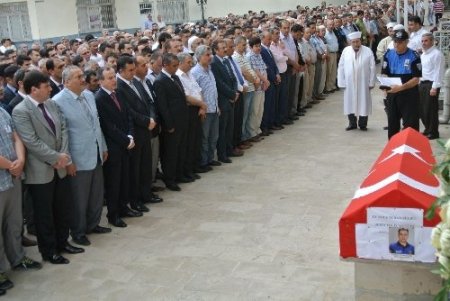 Görevde iken trafik kazasında vefat eden polis memuru defnedildi
