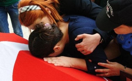 Görevde iken trafik kazasında vefat eden polis memuru defnedildi