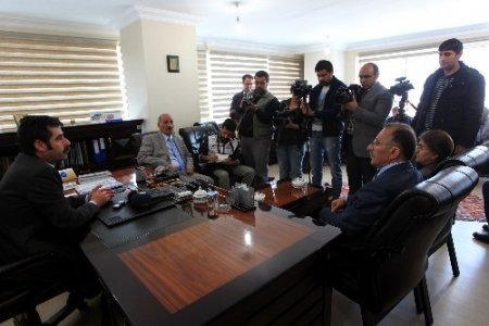 Göreve iade edilen Van Belediye Başkanı'ndan Başbakan'a övgü