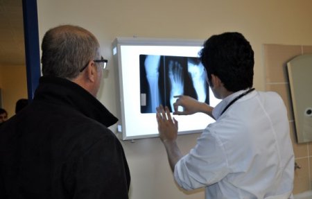 Görevi başındaki doktorlara sözlü hakarete hapis cezası