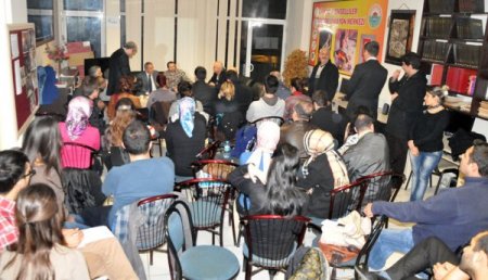 Görevliler konuşma engellilerini anlamak için işaret dili öğreniyor