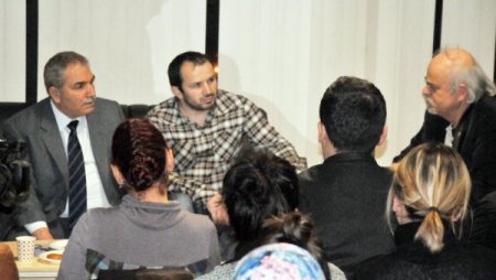 Görevliler konuşma engellilerini anlamak için işaret dili öğreniyor