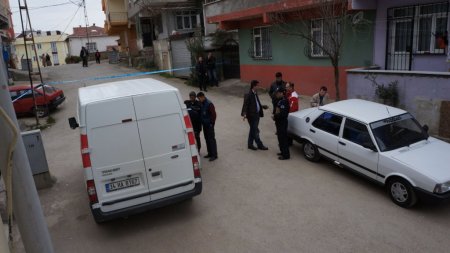 Görevliyi kelepçeleyip 70 bin liralık sigara çaldılar