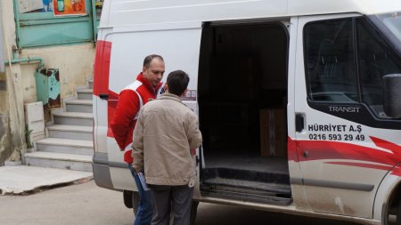 Görevliyi kelepçeleyip 70 bin liralık sigara çaldılar